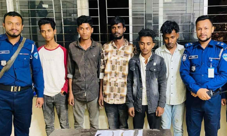 কক্সবাজারে ছিনতাই চক্রের ৫ সদস্য আটক