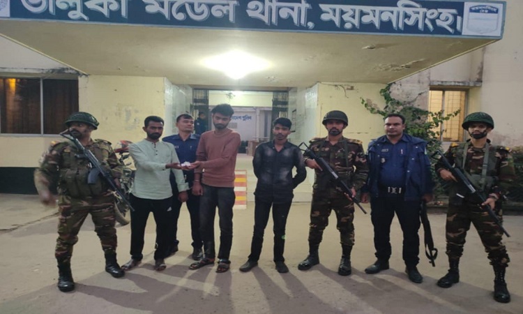 ভালুকায় যৌথ বাহিনীর অভিযানে তিন মাদক কারবারি আটক