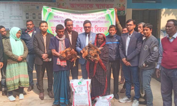 মান্দায় ক্ষুদ্র নৃগোষ্ঠীদের মাঝে মুরগি ও খাদ্য বিতরণ