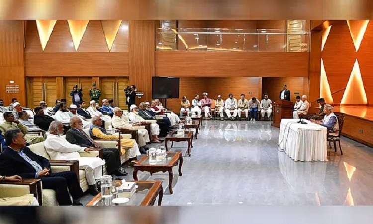 রাজনৈতিক দলগুলোর সঙ্গে বৈঠকে প্রধান উপদেষ্টা