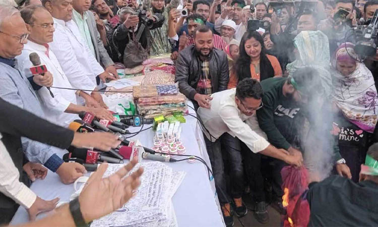 ভারতীয় শাড়ি রাস্তায় ফেলে পোড়ালেন রিজভী