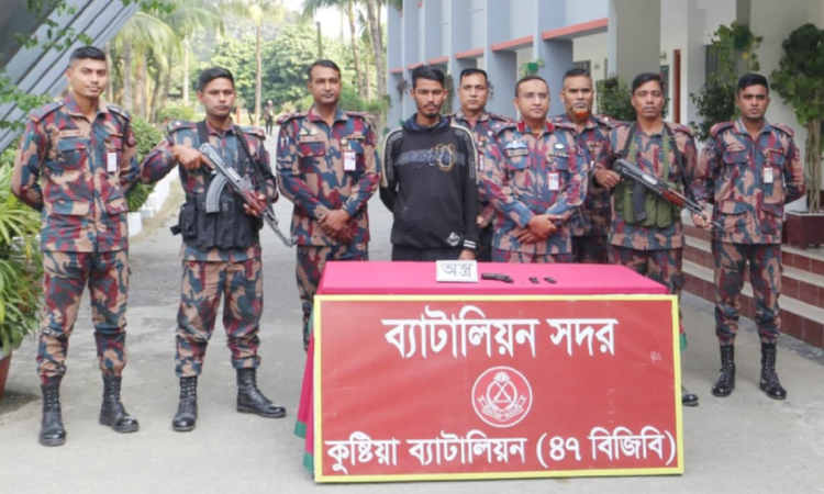সীমান্তে বিজিবি’র অভিযানে বিদেশি পিস্তল ও গুলিসহ আটক ১