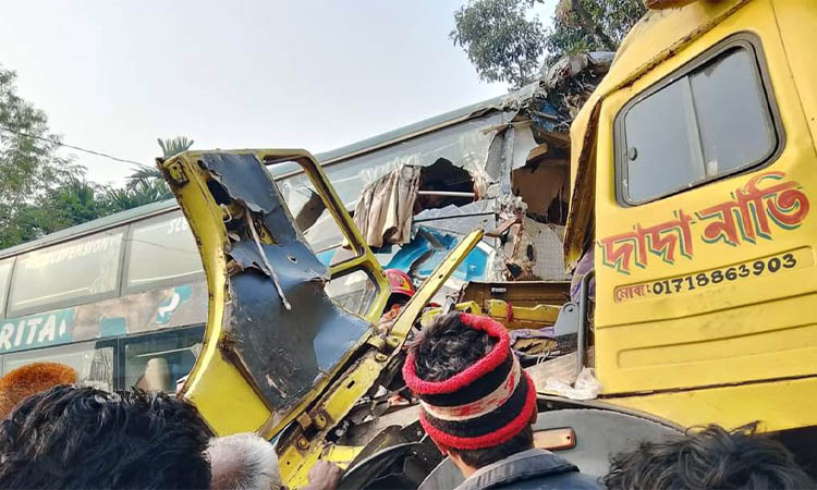 দিনাজপুরে বাস-ট্রাক সংঘর্ষে নিহত ৩