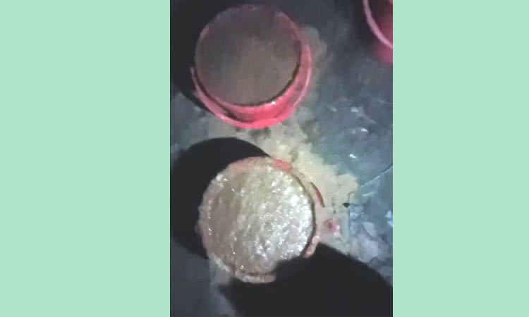 কবরস্থানে লুকানো ছিল দুই বালতি হাতবোমা
