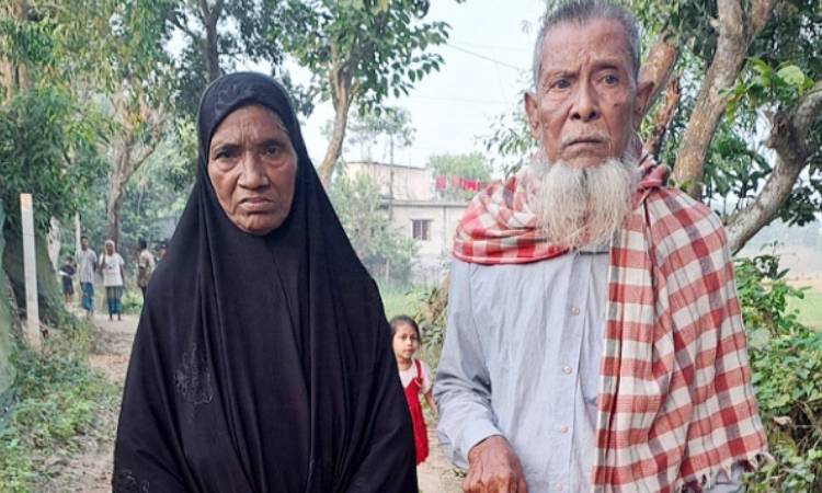 ছেলের অত্যাচারে বাড়ি ছাড়া বৃদ্ধ বাবা-মা