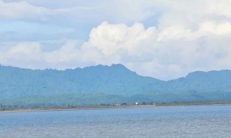 মুহুর্মুহু বিস্ফোরণ, কাঁপছে টেকনাফ সীমান্ত