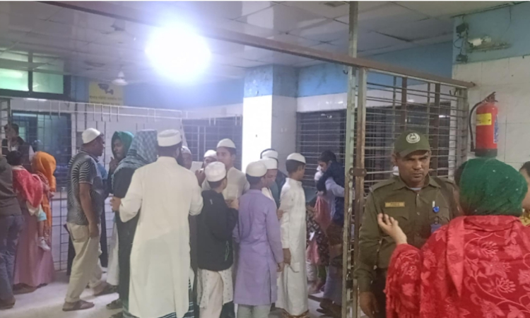 বাইরের খাবার খেয়ে মাদরাসার শিক্ষকসহ ৫০ শিক্ষার্থী ঢামেকে