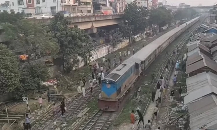 চলন্ত ট্রেনে পাথর নিক্ষেপ, জড়িতদের শনাক্তের চেষ্টা পুলিশের