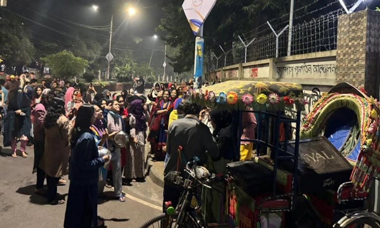 টিএসসিতে উচ্চশব্দের প্রতিবাদে, ভিসির বাংলোর সামনে গান বাজাচ্ছেন ছাত্রীরা