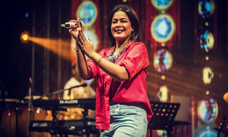 অনুষ্ঠানে ভক্তের উপর চটলেন সংগীতশিল্পী ইমন