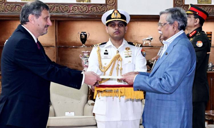 রাষ্ট্রপতির কাছে পরিচয়পত্র দিলেন বুলগেরিয়ার রাষ্ট্রদূত