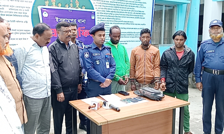 ইসলামপুরে কিলার রাসেলের তিন সহযোগী আটক