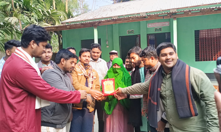 দেশসেরা প্রভাবশালী নারীকে বৈষম্যবিরোধী ছাত্র আন্দোলনের সংবর্ধনা