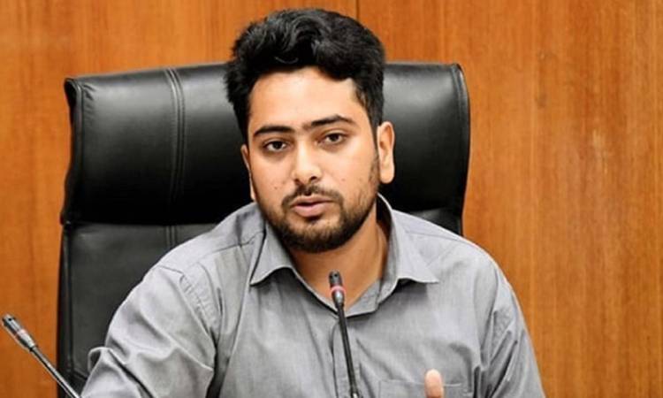হঠাৎ এফডিসিতে হাজির তথ্য উপদেষ্টা