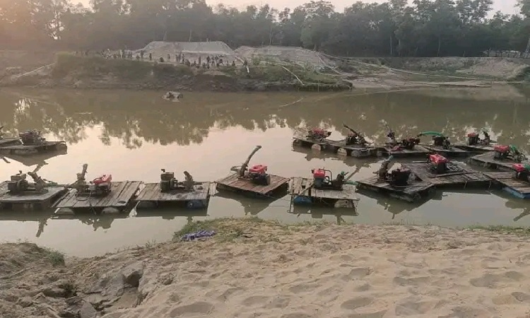 মুহুরি নদীতে অবৈধভাবে বালু উত্তোলন, ৩৮ টি মেশিন জব্দ