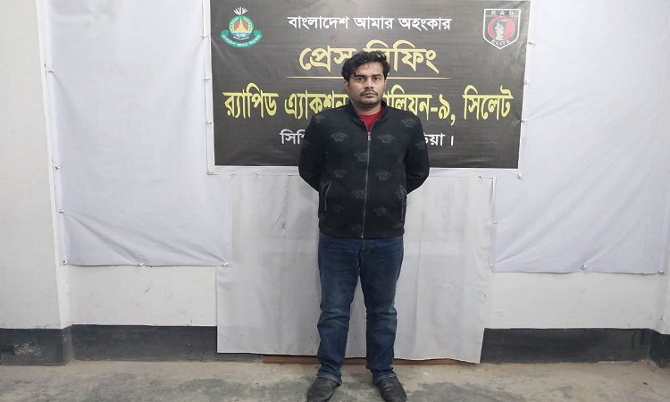 একাধিক মামলার পলাতক আসামি অস্ত্র, গুলি ও মাদকসহ গ্রেফতার