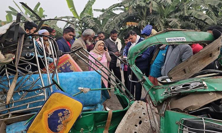সিএনজি-মাইক্রোবাসের মুখোমুখি সংঘর্ষ, নিহত ২