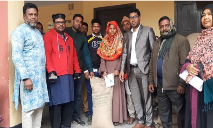 হাকিমপুরের বোয়ালদাড় ইউনিয়নে ভিডাব্লিউবি চাল বিতরণ