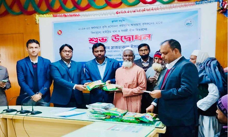 সিংড়ায় বিনামূল্যে বোরো ধানের হাইব্রিড জাতের বীজ বিতরণ