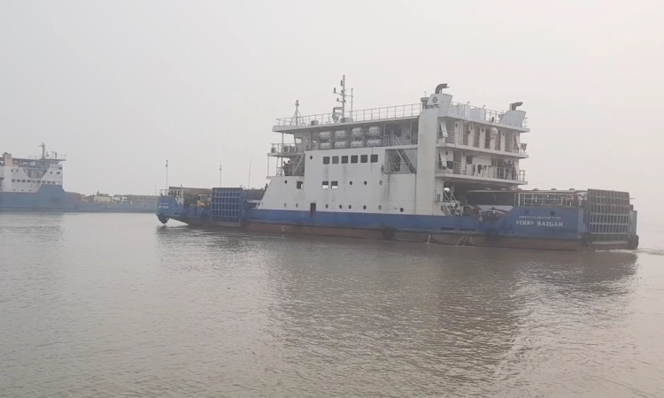 দৌলতদিয়া-পাটুরিয়া নৌরুটে ৮ ঘণ্টা পর ফেরি চলাচল স্বাভাবিক