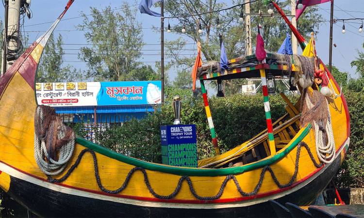 লাবনী পয়েন্টের সাম্পানে ‘চ্যাম্পিয়নস ট্রফি’