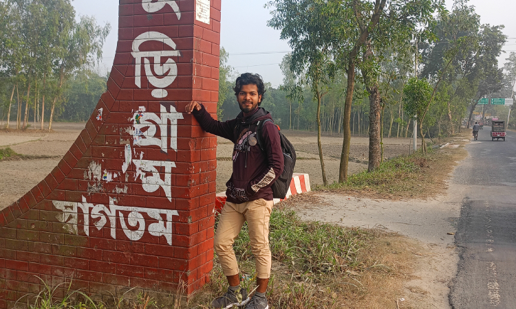 পায়ে হেঁটে ১৫ জেলায় আকাশ, উদ্দেশ্য ৬৪ জেলা