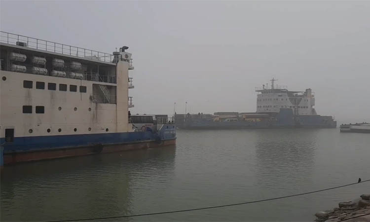 পাটুরিয়া নৌরুটে ফেরি চলাচল বন্ধ, আটকা ২ ফেরি