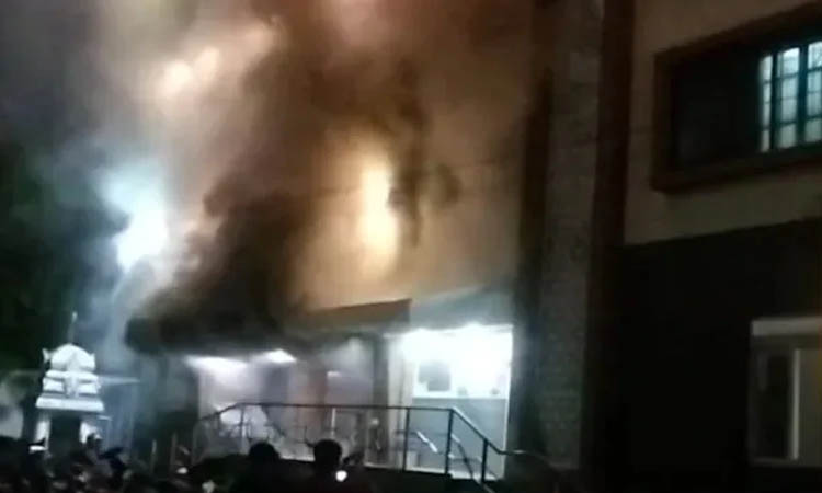 হাসপাতালে অগ্নিকাণ্ডে লিফটে আটকা ৬ জনের মৃত্যু