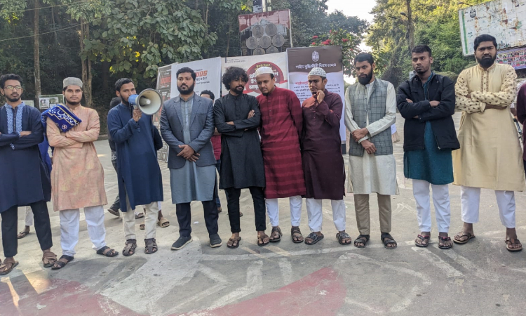 রাতে চবি ক্যাম্পাসে হামলা, প্রতিবাদে বিক্ষোভ মিছিল