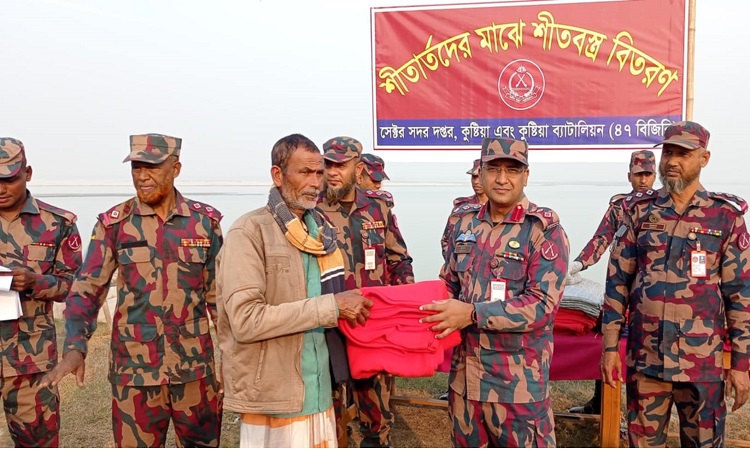 দৌলতপুর সীমান্তে বিজিবি’র শীতবস্ত্র বিতরণ