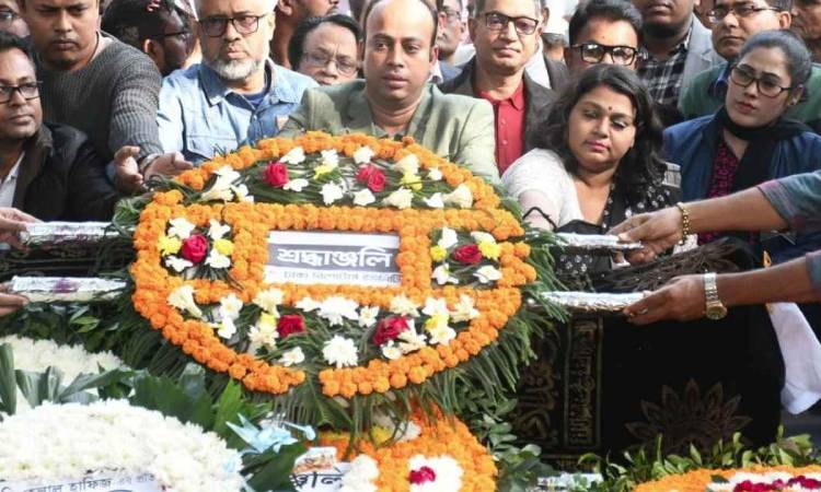 কবি হেলাল হাফিজের কফিনে সাংবাদিকদের শ্রদ্ধা