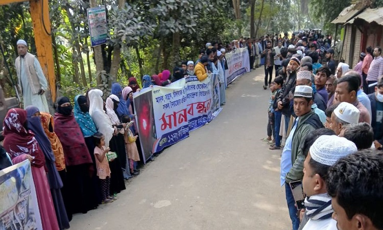 ফেনীতে সন্ত্রাস ও চাঁদাবাজি বন্ধে গ্রামবাসীর মানববন্ধন