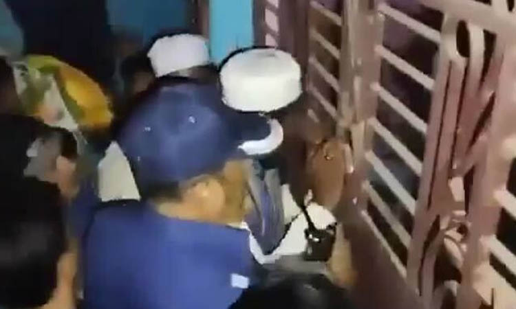 মাহফিল থেকে পালালেন তাহেরি, পুলিশ পেটাল ভক্তরা