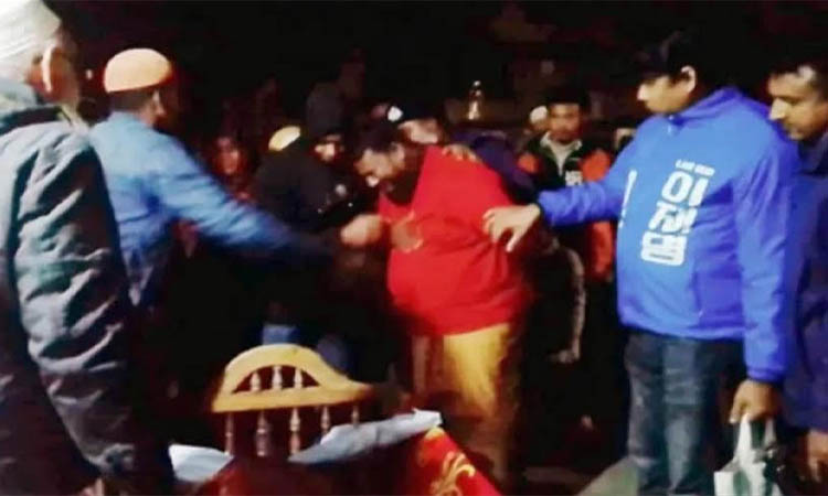 হাতকড়া নিয়ে বাবার জানাজায় যুবলীগ নেতা