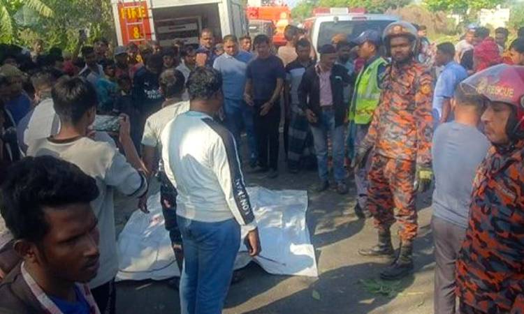 চৌদ্দগ্রামে বাস নিয়ন্ত্রণ হারিয়ে গাছে ধাক্কা, নিহত ৩