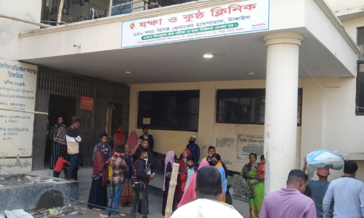 টাঙ্গাইল সদর হাসপাতালে মিলছেনা ভ্যাকসিন, ভোগান্তিতে রোগী