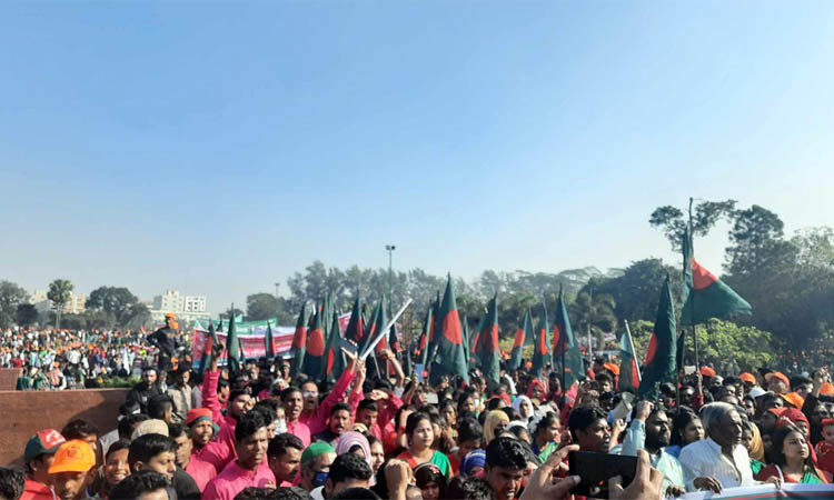 জাতির শ্রেষ্ঠ সন্তানদের শ্রদ্ধা জানাতে স্মৃতিসৌধে জনতার ঢল