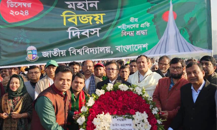 সাভার স্মৃতিসৌধে জাতীয় বিশ্ববিদ্যালয় উপাচার্যের শ্রদ্ধা নিবেদন