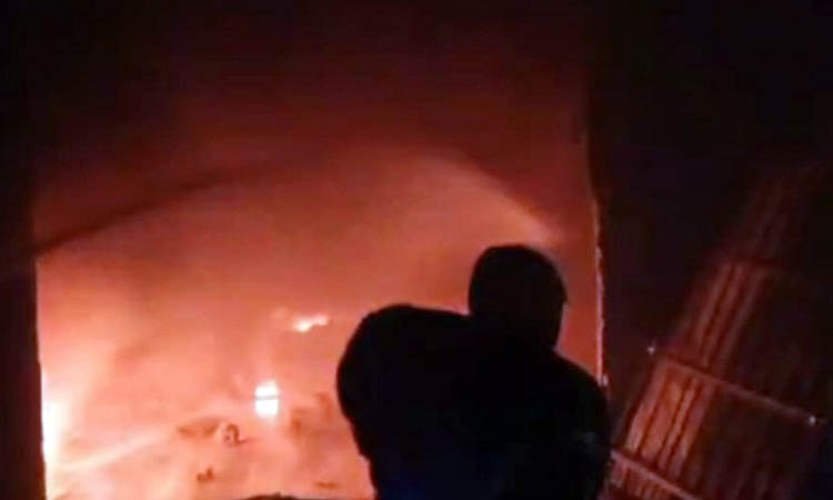 নারায়ণগঞ্জে মধ্যরাতে আগুনে পুড়ল তুলার গোডাউন