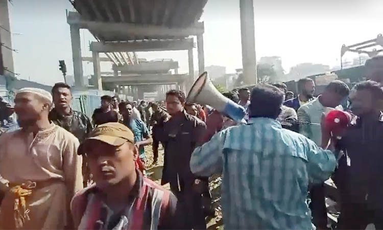 কারওয়ান বাজারে রেলপথ আটকে শ্রমিক অবরোধ