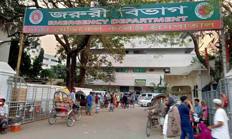 ফুটপাতে উঠে বৃদ্ধকে চাপা দিয়ে মারল প্রাইভেট কার