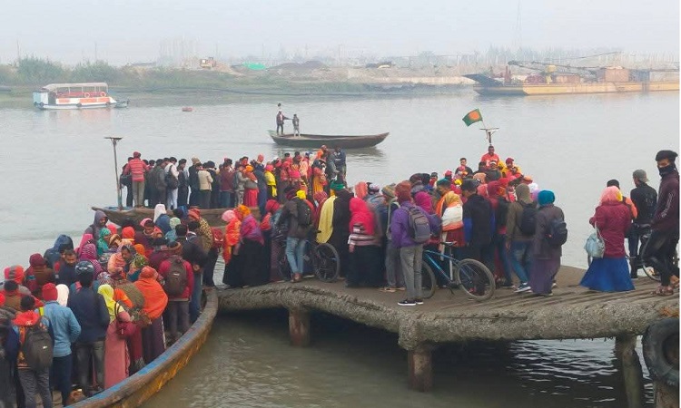 চরম ঝুঁকিতে মোংলা পারাপার ঘাট