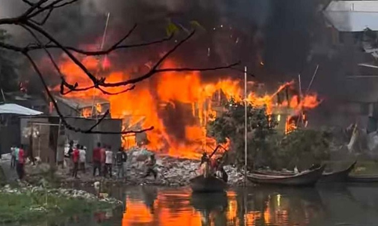 কড়াইল বস্তিতে আগুন, নিয়ন্ত্রণে ফায়ার সার্ভিসের ৭ ইউনিট