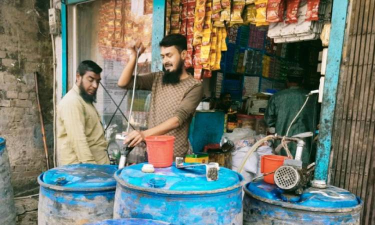 চুয়াডাঙ্গায় সয়াবিন তেলের বাজারে নৈরাজ্য