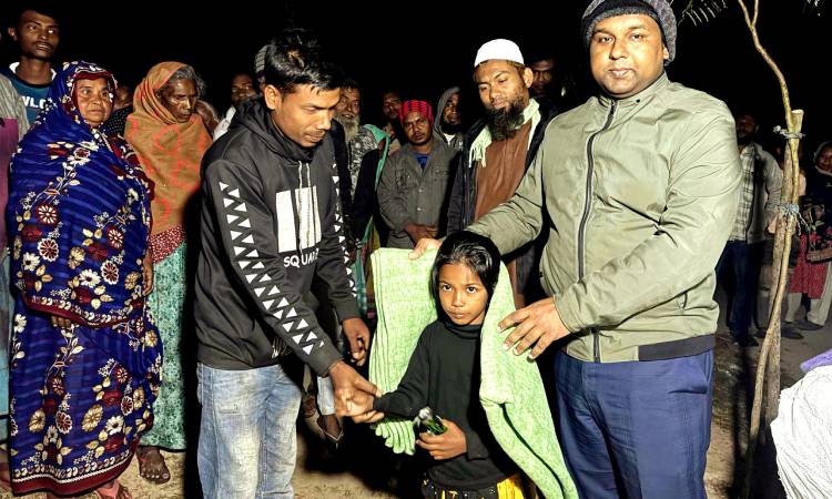 আশ্রয়ণ প্রকল্পের শীতার্তদের পাশে হাকিমপুরের ইউএনও
