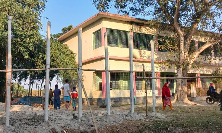 বিদ্যালয়ের সীমানা ঘেঁষে বসত ঘর করার অভিযোগ