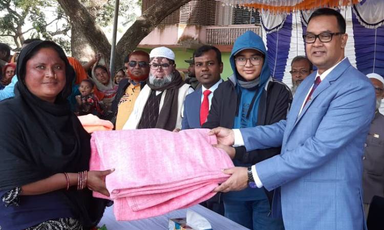 আত্রাইয়ে কুলি ও বেদে সম্প্রদায়ের মাঝে কম্বল বিতরণ