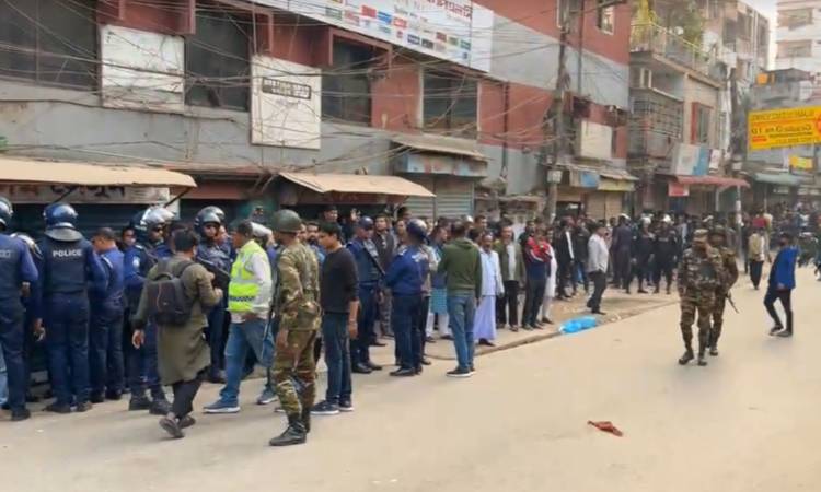 ব্যাংকের ভেতরে ১২ ডাকাত, যেকোনো সময় পুলিশের অভিযান