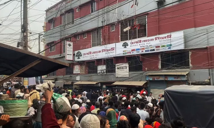 ব্যাংক জিম্মি করা ডাকাতদের আত্মসমর্পণ, দেশীয় অস্ত্র উদ্ধার