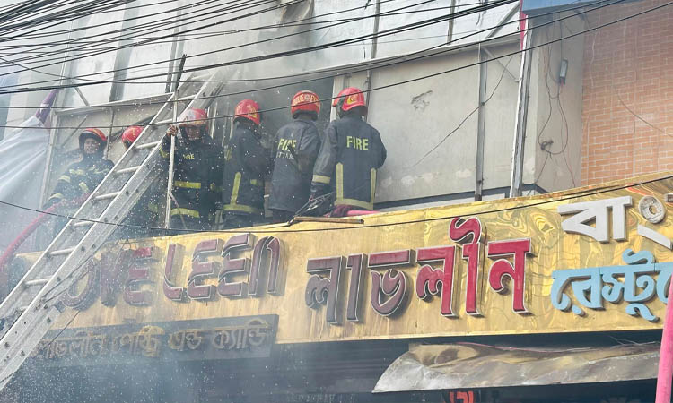 ৩ ঘণ্টায়ও নিয়ন্ত্রণে আসেনি উত্তরার রেস্টুরেন্টের আগুন